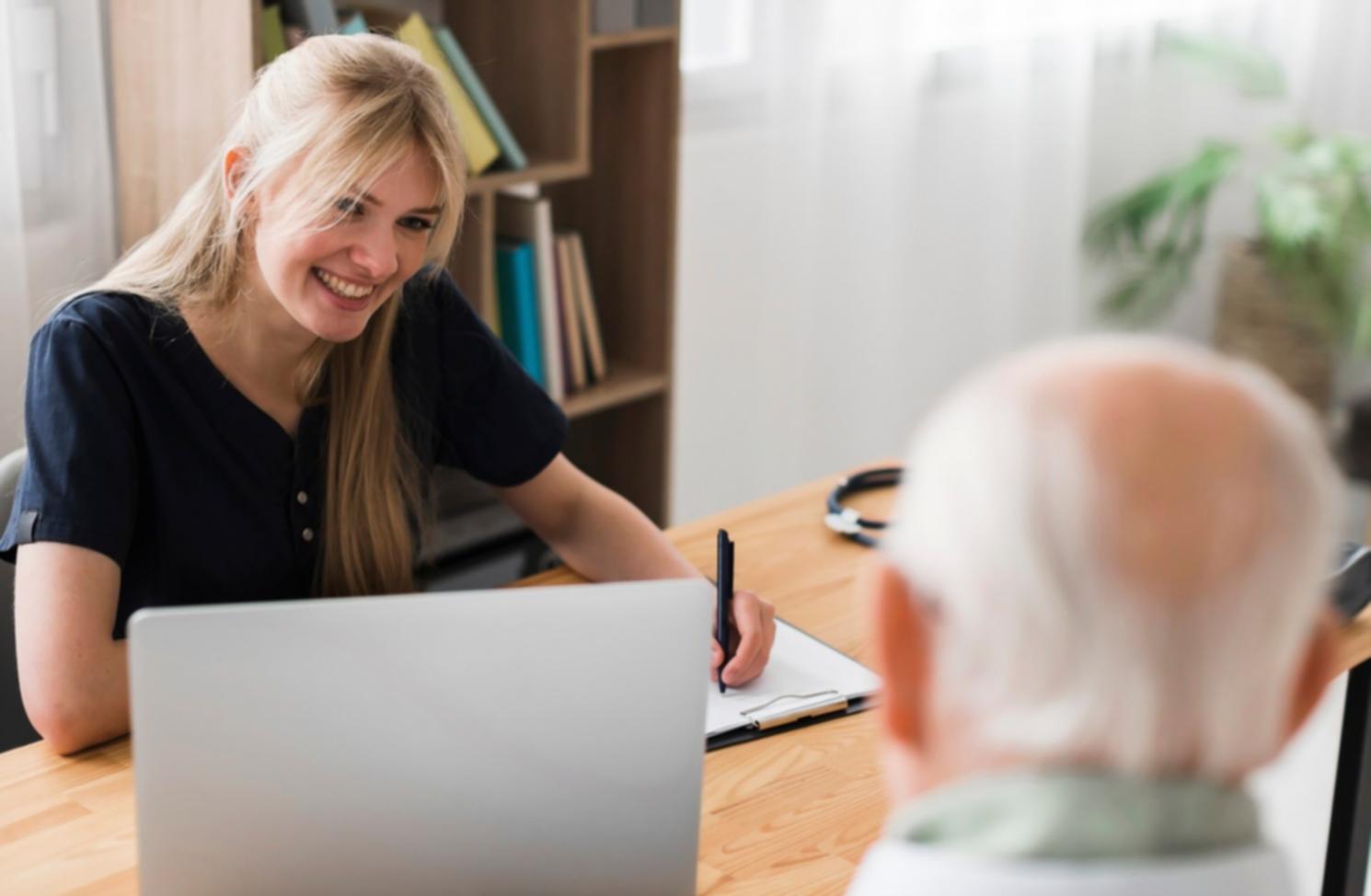 Erfolgreiche Absolventen bei der praktischen Anwendung ihrer Finanzanalysekenntnisse